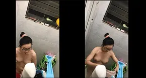 Quay lén học sinh nữ gần nhà tắm