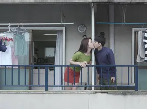 Tiếng rên của chị gần nhà cạnh bên và cậu thanh niên được lái máy bay