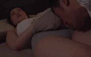 3 ngày anh xã đi làm ăn, vợ yêu ở nhà nữa đêm bị bố gã chồng mò vào phòng