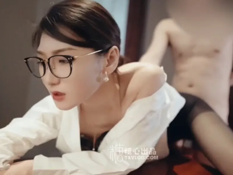 Vào phòng riêng được sếp nữ nứng liếm cu cho