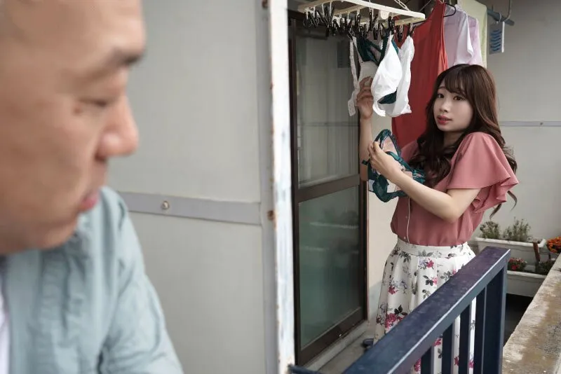 Gã nhà kề bên chuyên soi mói và cặp Cô vợ Ông xã thường xuyên rên la quá to