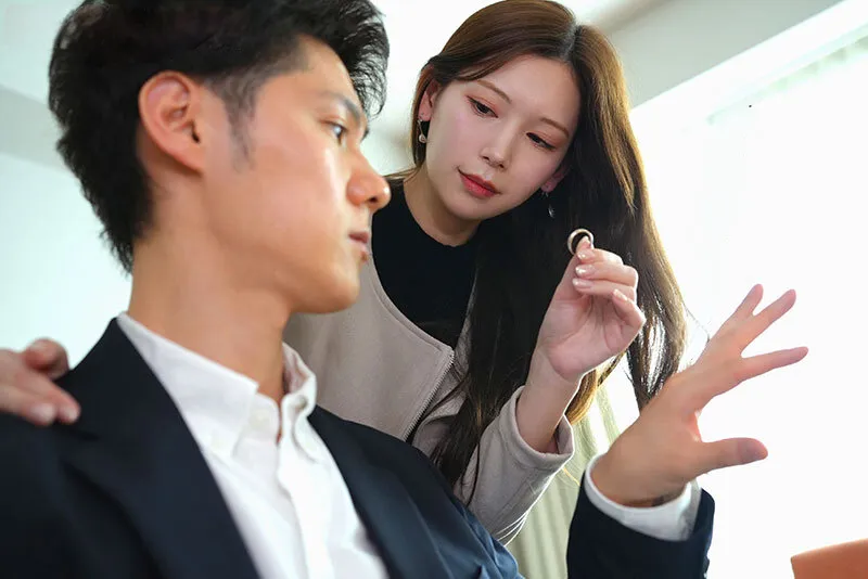 Cô vợ đi đi chơi, anh xã ở nhà bị nhỏ em bà xã gạ chịch không trượt phát nào